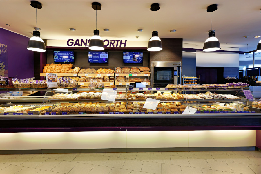 Moderne Ganseforth-Bäckereitheke im Combi Gerdes mit großer Auswahl an Brot, Brötchen und süßem Gebäck.