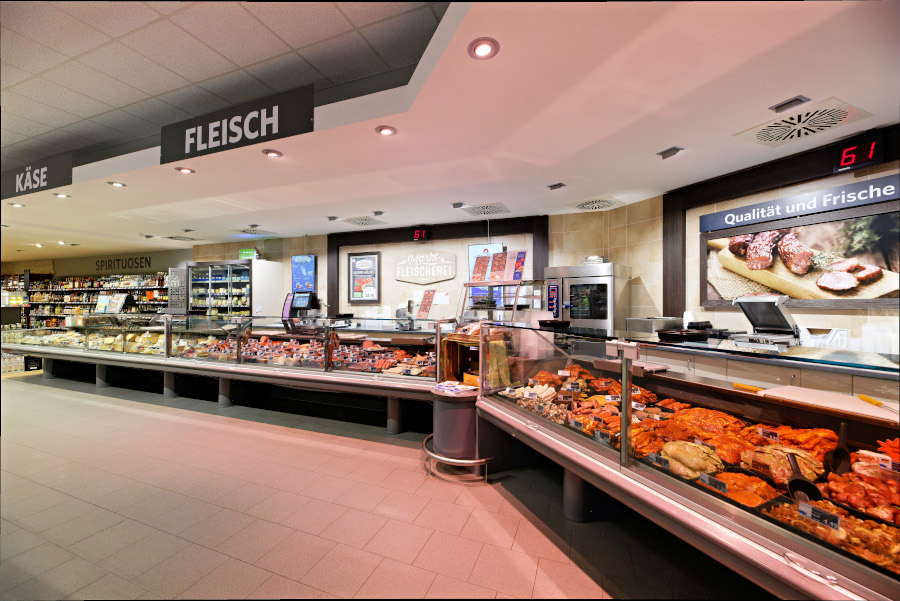 Lange Fleisch- und Käsetheke im Markt.