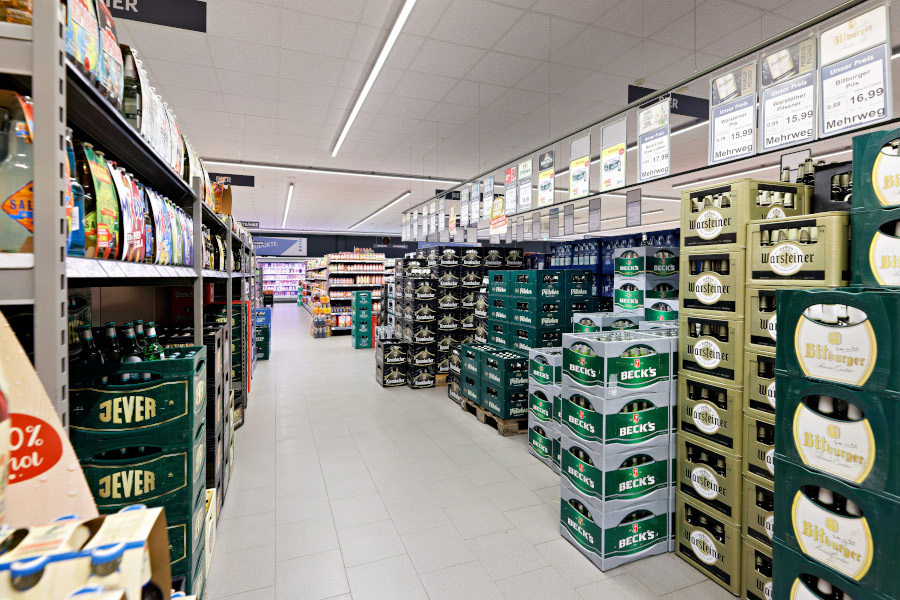Getränkeabteilung mit vielen Bier- und Getränkekisten.