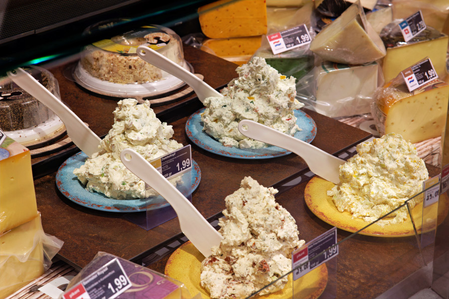 Frischkäse- und Käsecremes in der Bedientheke.