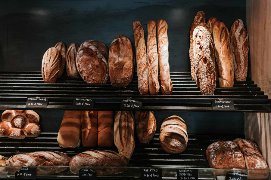 Verschiedene Brotsorten im Regal einer Bäckerei.
